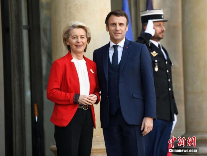 当地时间2月28日，法国总统马克龙与欧盟委员会主席冯德莱恩在巴黎爱丽舍宫就乌克兰局势举行会谈。中新社记者 李洋 摄