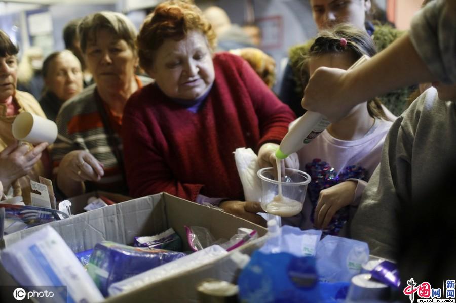 当地时间2022年4月26日，乌克兰哈尔科夫，民众在地铁站避难，领取捐赠的物资。IC photo