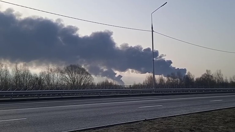 RT报道配图：2022年4月25日，疑似遭到乌克兰方面袭击，俄罗斯布良斯克燃料库起火。