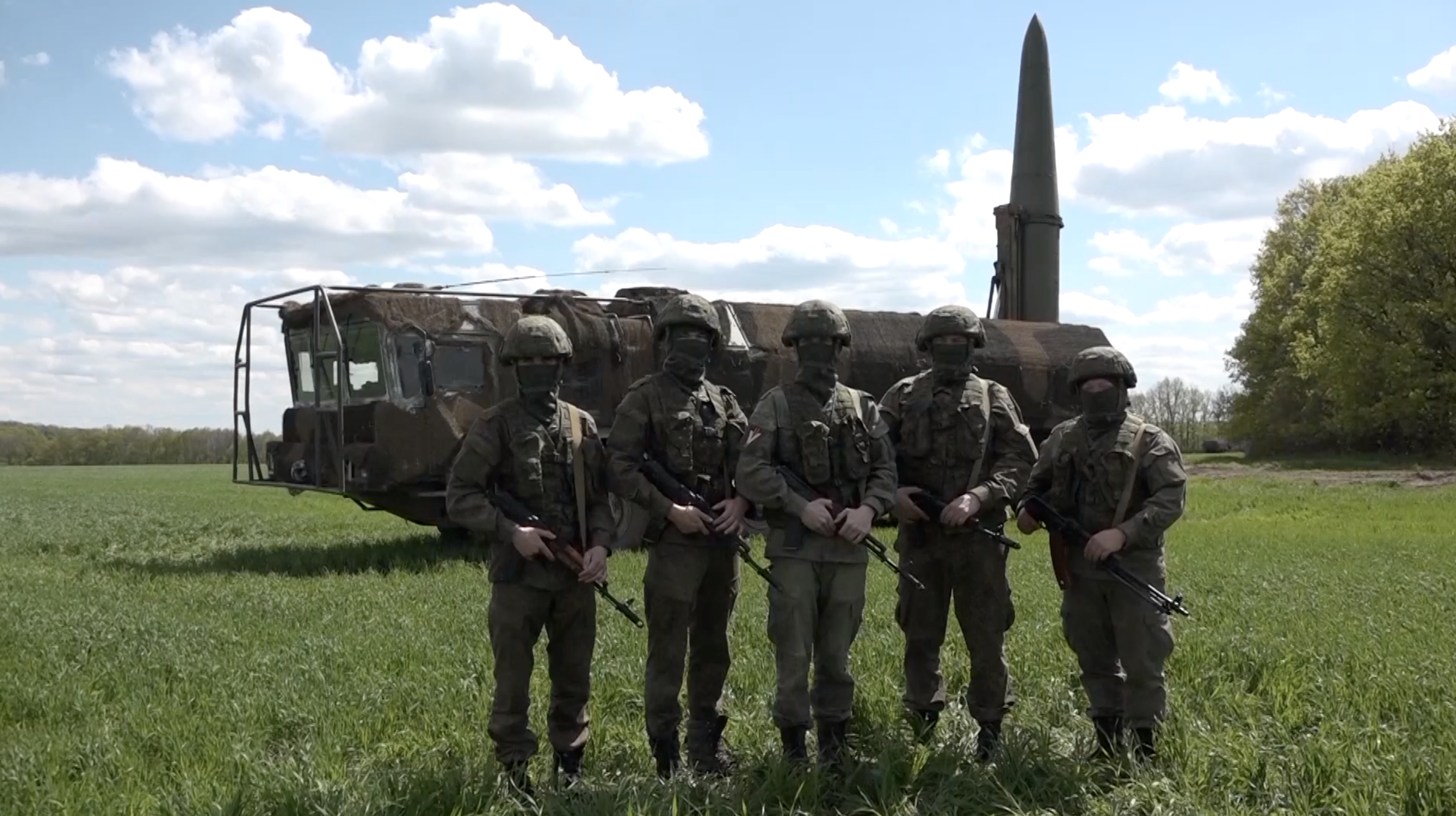 俄国防部9日公布的俄军导弹部队“伊斯坎德尔”弹道导弹战斗班组祝贺胜利节视频截图