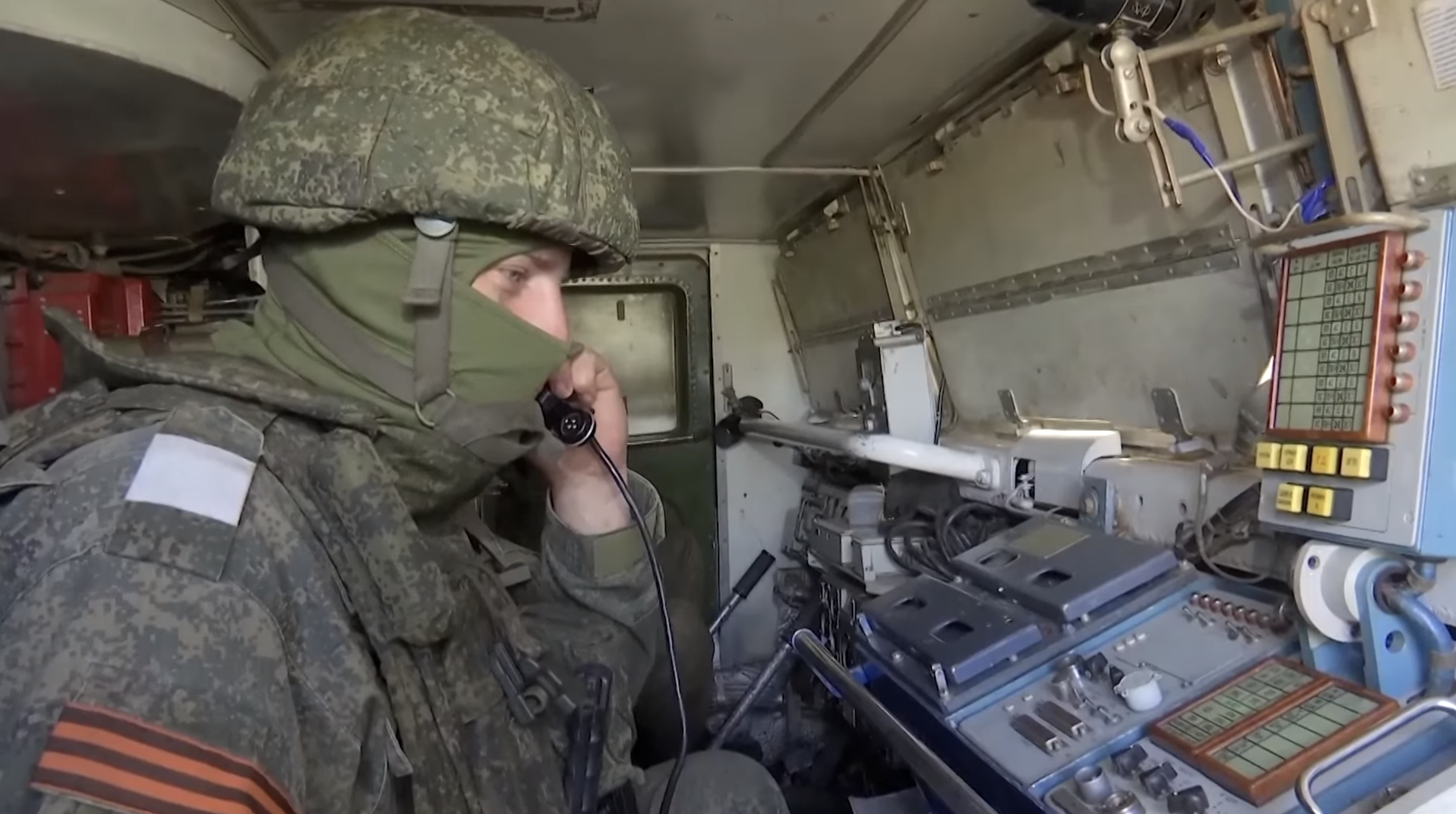 俄国防部9日公布的俄军防空部队S-300V战斗班组执行任务时的视频截图
