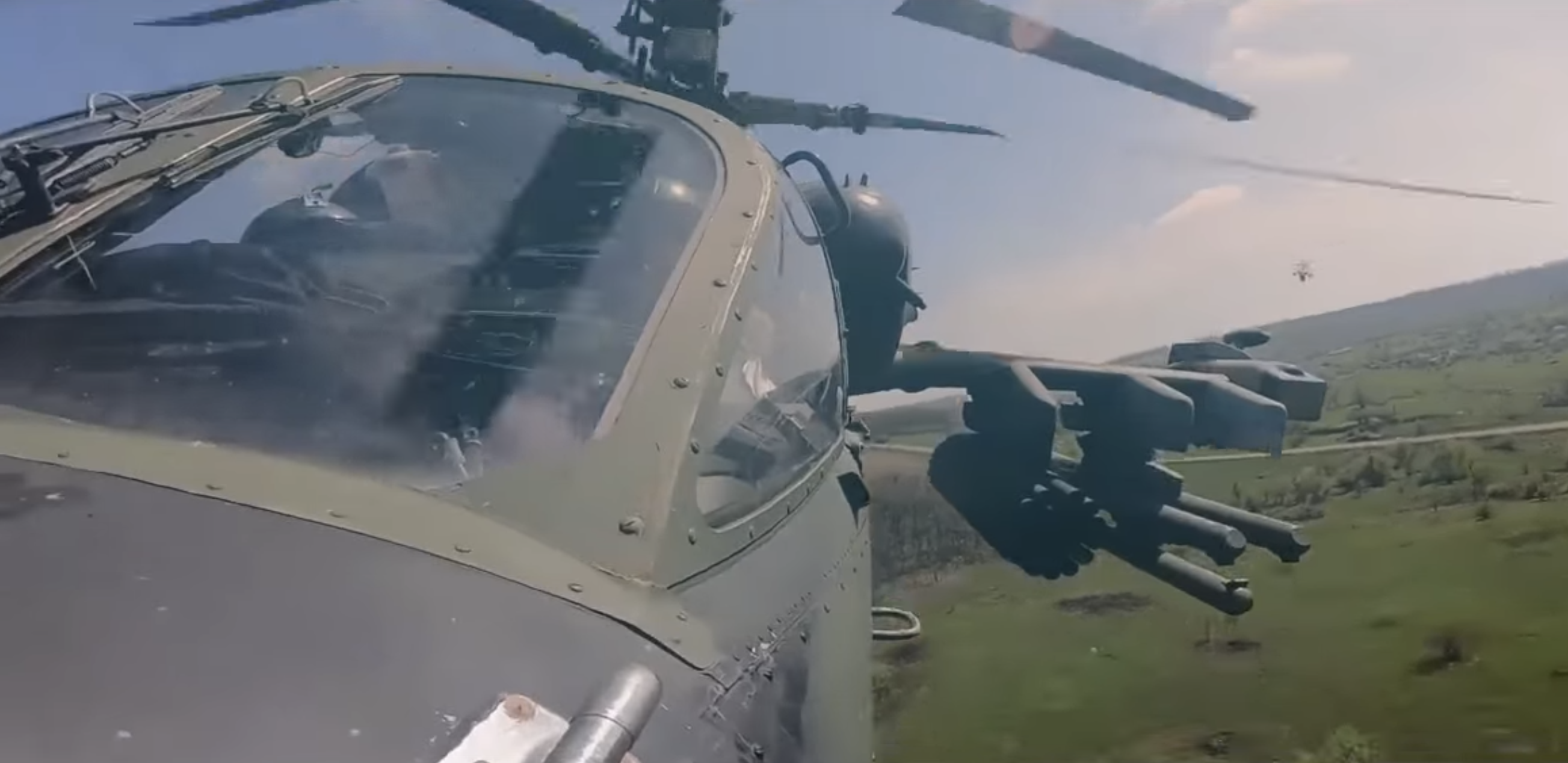 俄国防部9日公布的俄陆军航空兵部队卡-52武装直升机执行任务时视频截图