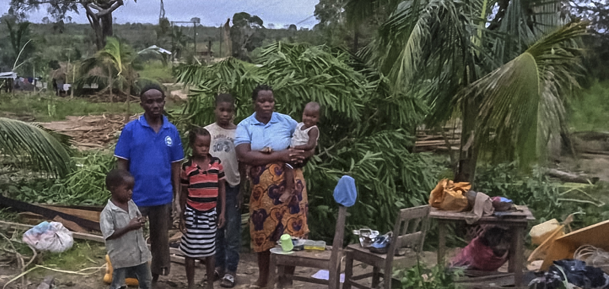 当地时间2019年4月27日，莫桑比克Cabo Delgado，这户家庭的房屋已经被飓风摧毁。据美国有线电视新闻网（CNN）26日报道，联合国人道主义事务协调厅（OCHA）26日表示，强热带气旋“肯尼斯”25日登陆莫桑比克。目前，已经有3万人从高风险地区撤离，仍有7万人处于危险之中。
