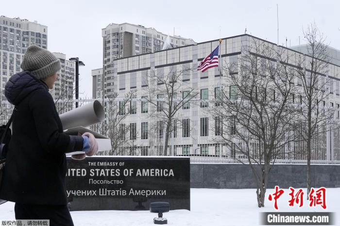 2022年1月24日，一名妇女走过美国驻乌克兰基辅大使馆。