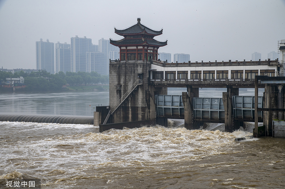 2022年5月29日，浙江金华，金华江河盘桥枢纽，正在紧急放水泄洪。胡肖飞/视觉中国 图
