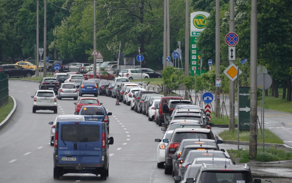 5月30日，在乌克兰基辅市中心一处加油站外，等待加油的车辆排起长龙。新华社发（罗曼·佩图什科夫摄）