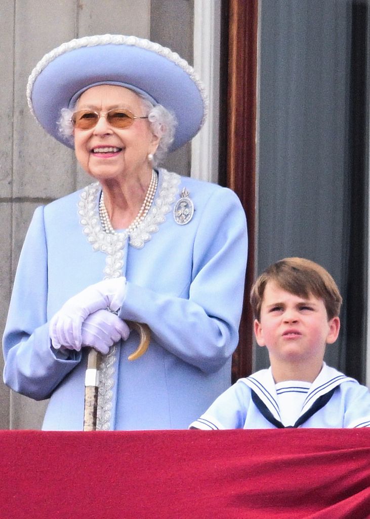 2022年6月2日，英国伦敦，女王伊丽莎白二世和路易斯小王子在女王的白金禧年庆典开幕式上。 澎湃影像 图