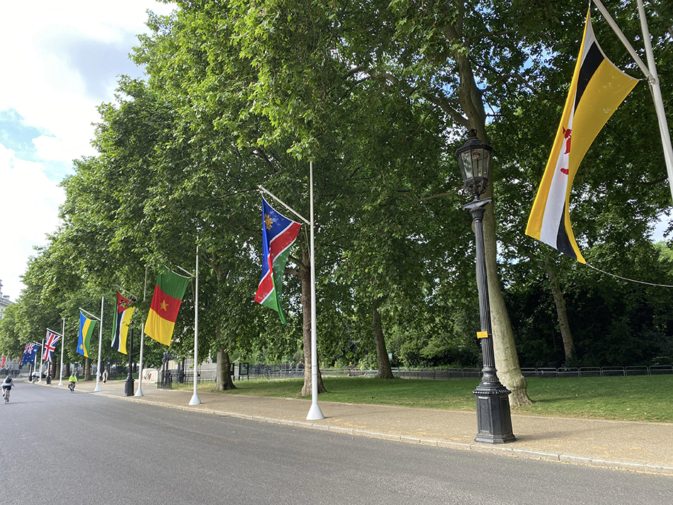 伦敦街头的英联邦国家国旗。受访者 供图