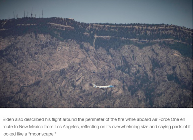 11日，拜登乘坐专机飞往新墨西哥州，在着陆前，飞机绕着受灾区域上空盘旋，拜登形容其中一部分区域看起来像“月球景观”。（CNN报道截图）