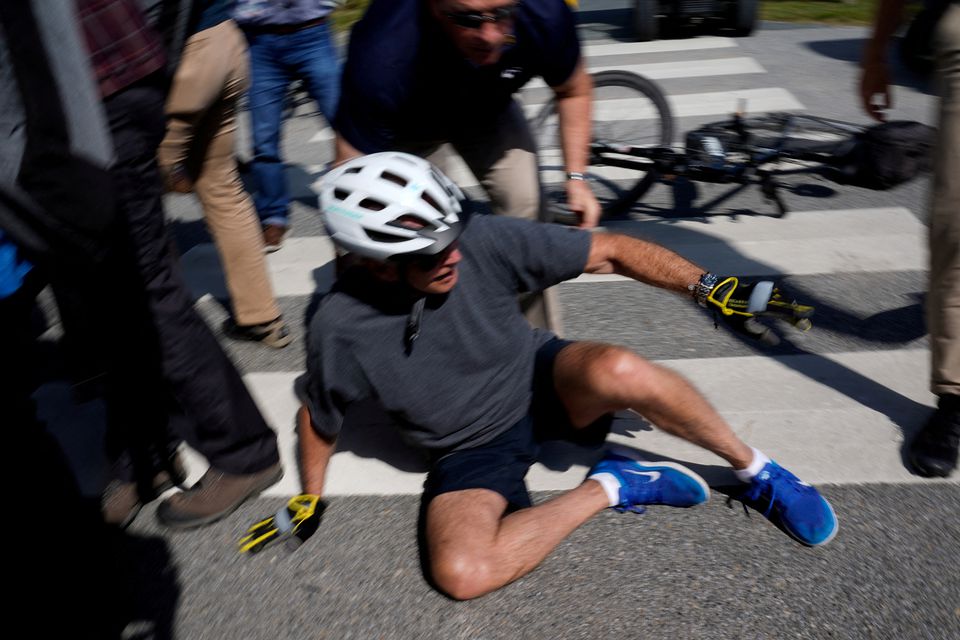 从自行车上突然摔倒的拜登 图源：路透社