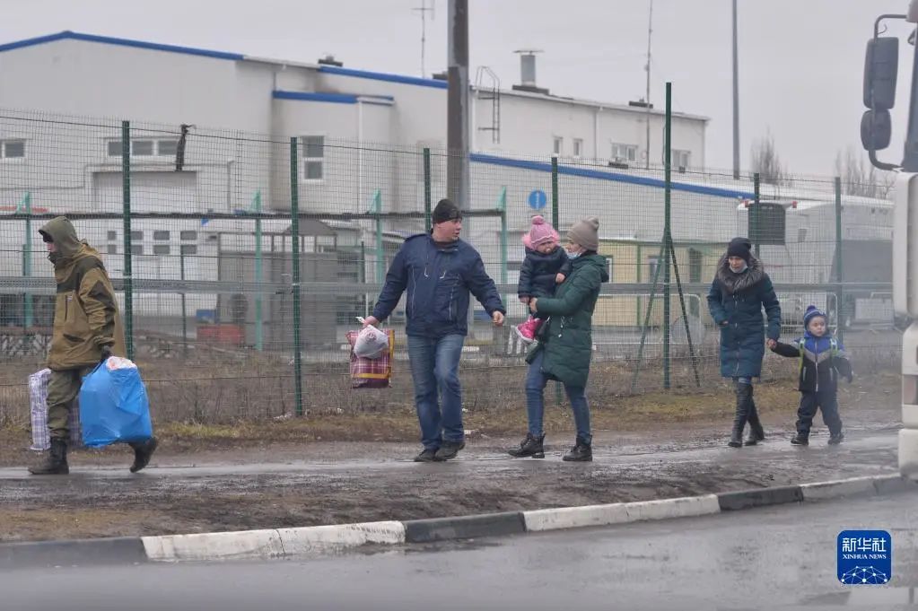 2月24日，来自顿巴斯地区的难民通过一处边境检查站进入俄罗斯罗斯托夫州。（资料图/新华社）