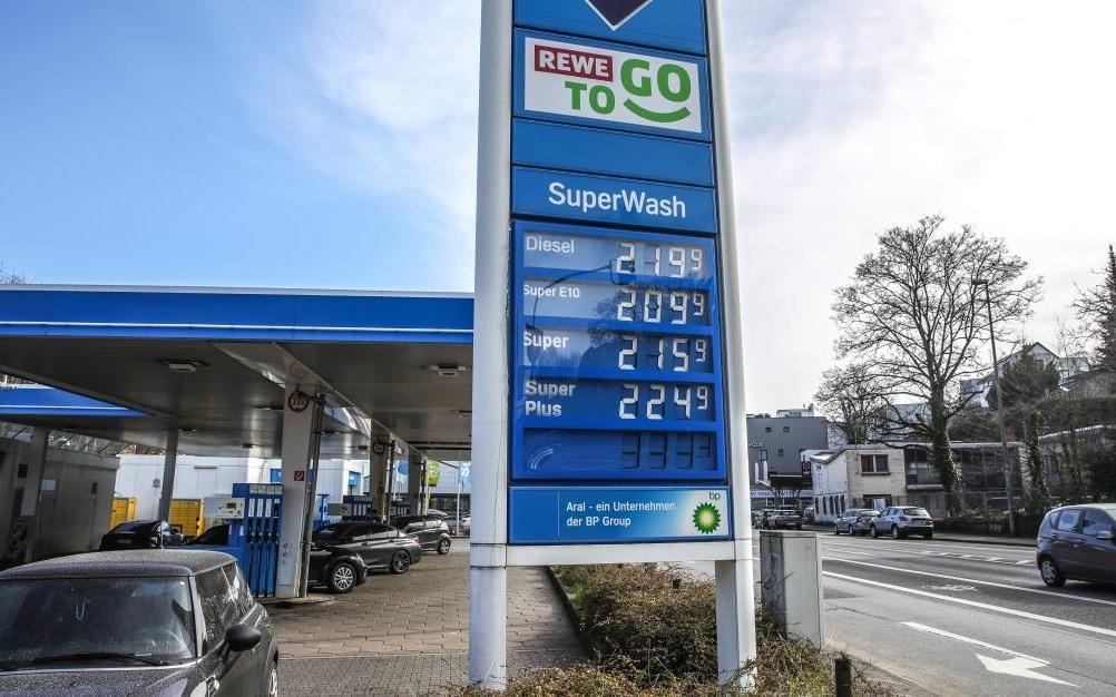 ▲这是3月18日在德国法兰克福拍摄的一处加油站显示的油品价格。图/新华社