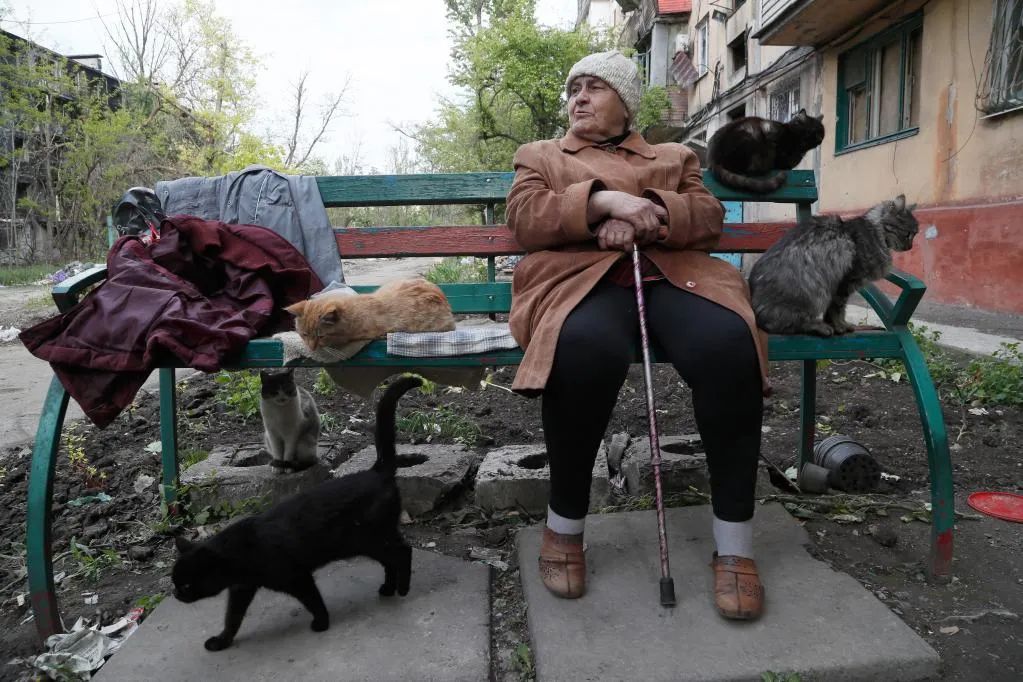 5月15日，在乌克兰马里乌波尔，一位当地居民坐在室外休息。图源：新华社