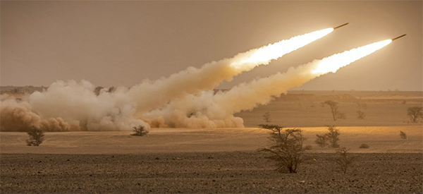  “海马斯”火箭炮参加军演。