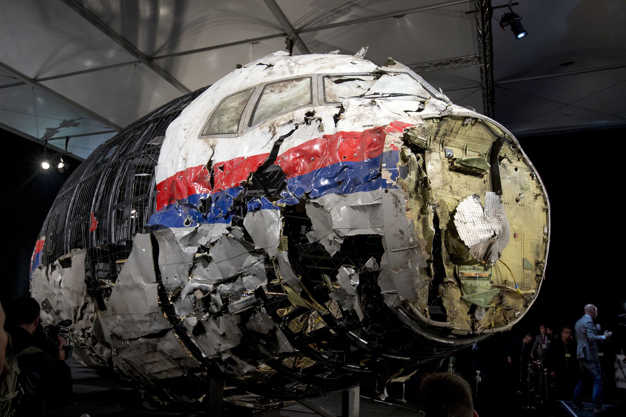 2015年10月13日，荷兰-布雷达机场的新闻发布会展示了修复后的MH17残骸 图源：视觉中国