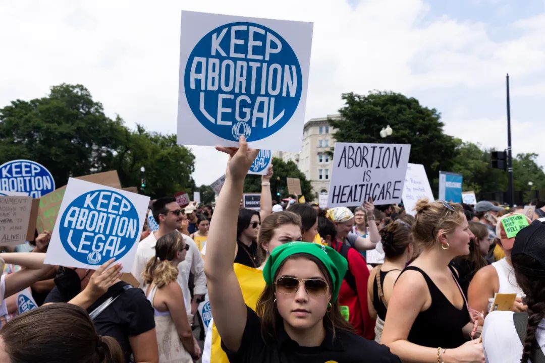  当地时间2022年6月24日，美国华盛顿，美国最高法院推翻了“罗诉韦德案”裁决，这意味着女性堕胎权将不再受美国宪法保护，堕胎权的支持者在最高法院外举行示威活动。