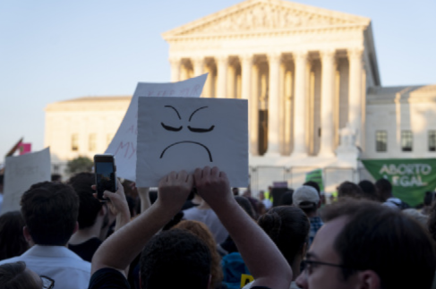 堕胎权支持者在美国首都华盛顿的联邦最高法院外抗议。图源：新华社记者 刘杰 摄