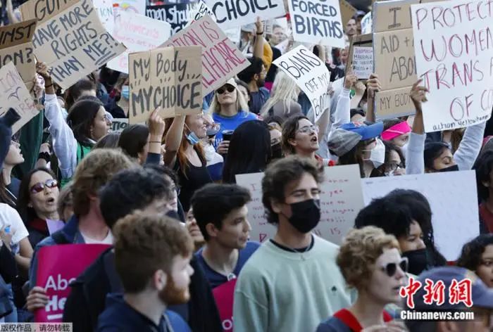 当地时间6月24日，美国联邦最高法院推翻确立堕胎权的判例“罗诉韦德案”后，美国民众举行抗议活动。