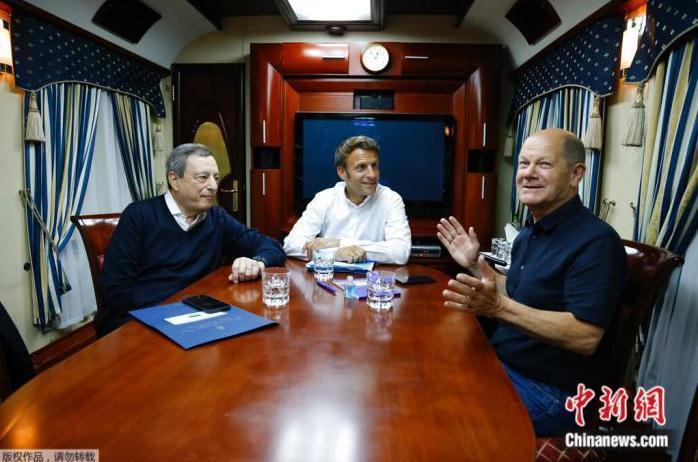 当地时间6月16日，法国总统马克龙（中）、德国总理朔尔茨（右）和意大利总理德拉吉乘火车前往基辅。