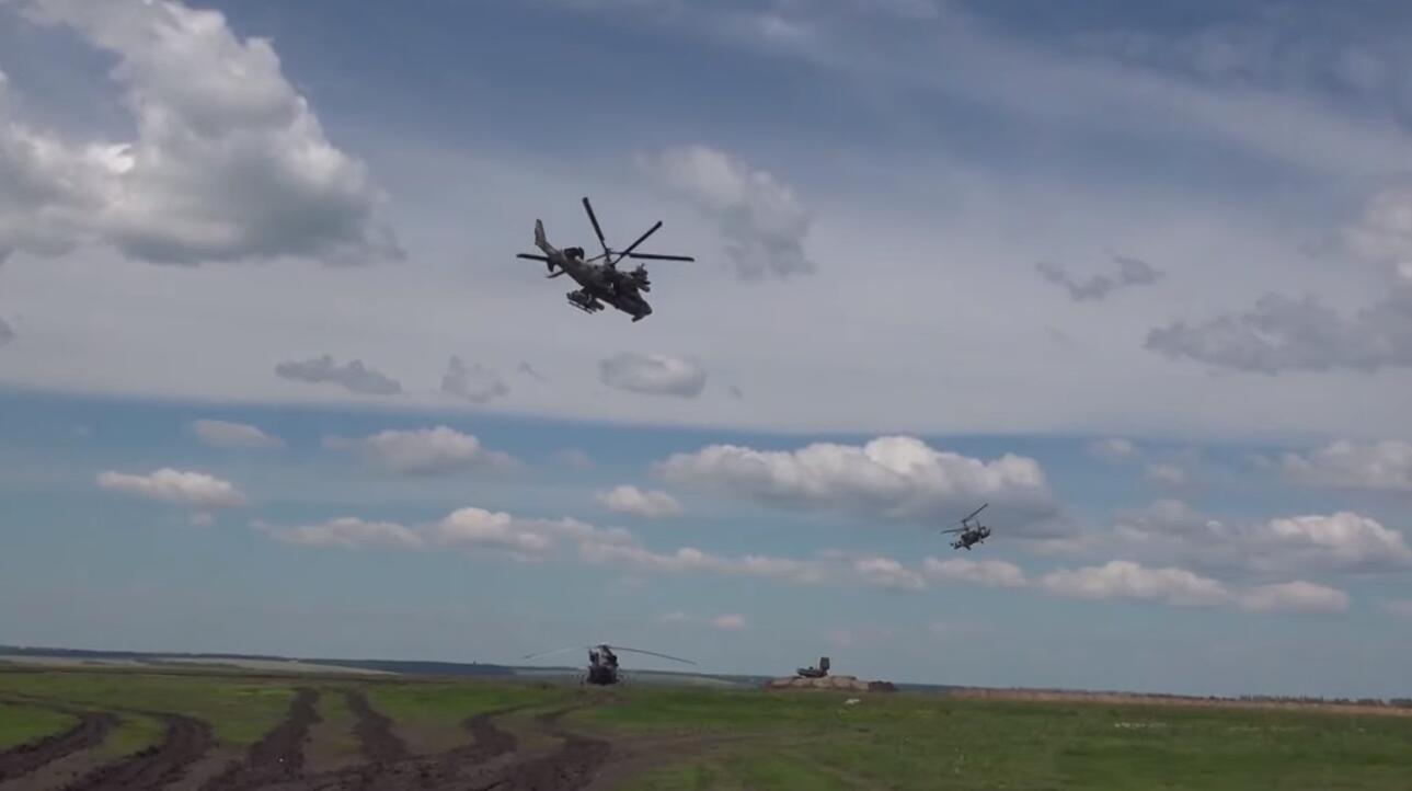 俄国防部28日发布的卡-52武装直升机在乌作战视频截图