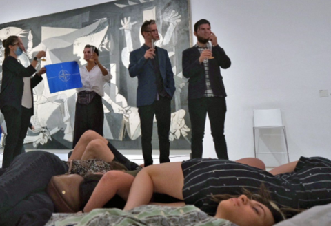 数十名反战活动人士在西班牙一座博物馆内的毕加索反战名画前举行抗议。（图源：路透社）