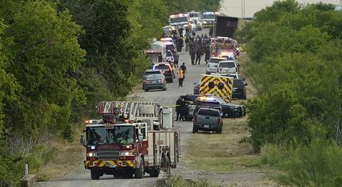 美国得州一拖车内发现40多具移民尸体报道，搜救人员在27日晚约6时接到报警后，发现了这辆被遗弃的大卡车。卡车当时停放在圣安东尼奥西南部靠近铁轨的荒凉地区，这样的卡车在当地并不罕见。附近建筑工地的一名工人听见有人求救的声音，并在附近发现了尸体。负责出警的圣安东尼奥消防局局长胡德告诉记者：“我们从未想过，打开一辆卡车，看到的是成堆的尸体。”<span style=