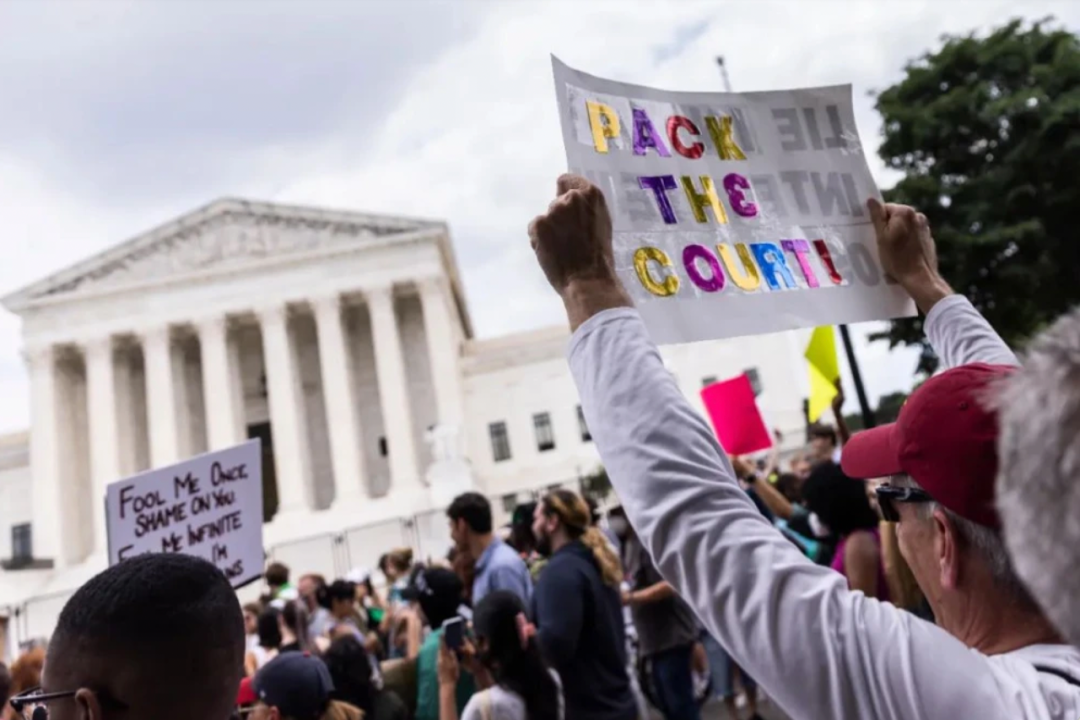 6月24日，堕胎权支持者在美国首都华盛顿的联邦最高法院外抗议。图源：新华社