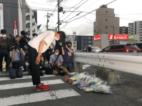 日本民众在安倍遇害现场悼念：绝不容忍暴力