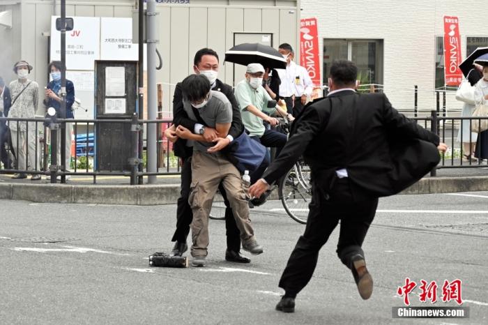 当地时间7月8日，日本前首相安倍晋三在奈良市进行演讲时遭到枪击。图为警察逮捕枪杀安倍晋三的嫌疑人现场画面。图片来源：视觉中国