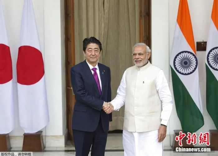 资料图：日本前首相安倍晋三与印度总理莫迪。