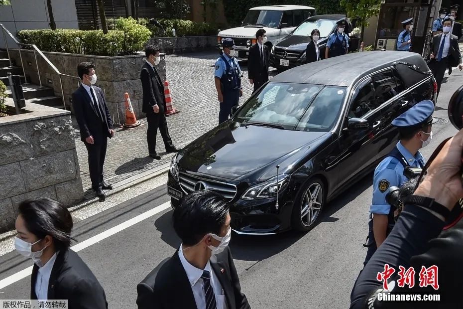 当地时间7月9日下午，载有日本前首相安倍晋三遗体的灵车抵达其位于东京的住宅。