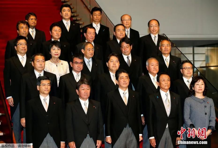 当地时间2017年8月3日，日本东京，时任日本首相的安倍晋三和新任内阁成员集体亮相。
