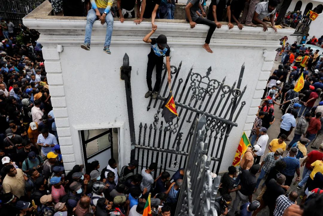 ▲7月9日，斯里兰卡科伦坡，当地爆发近期以来最大规模的游行示威，示威者冲入总统官邸。图/IC photo