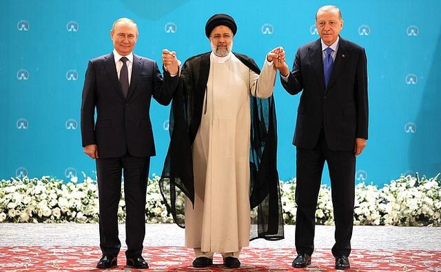 三国领袖参加峰会（图源：塔斯社）