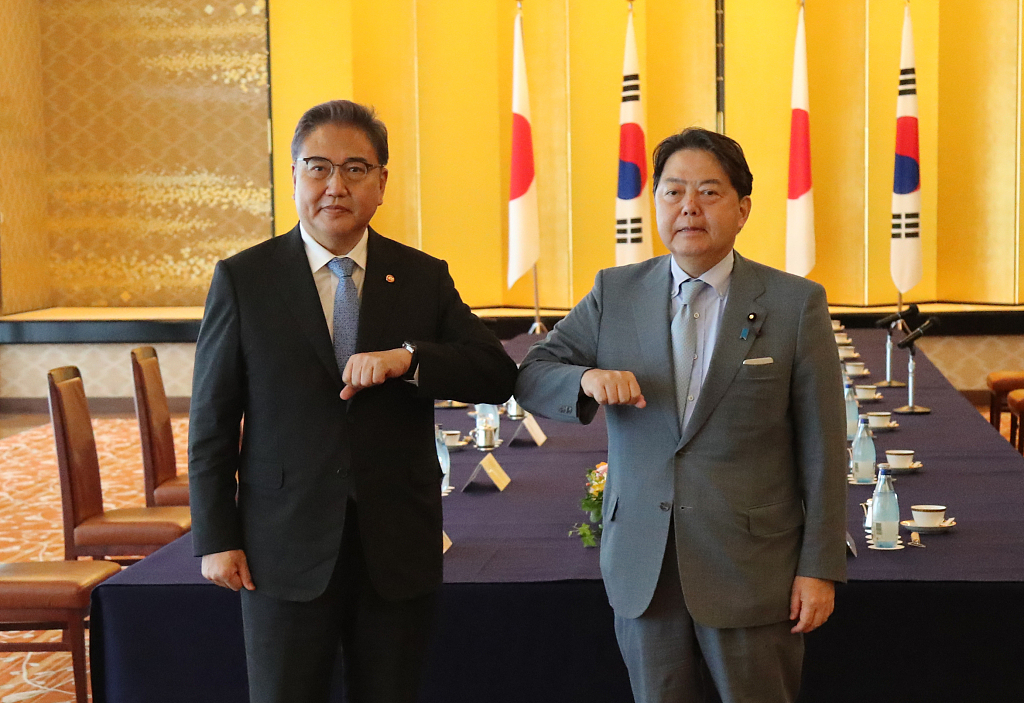 当地时间2022年7月18日，日本东京，韩国外交部长官朴振和日本外务大臣林芳正在会谈前互相问候。视觉中国 图