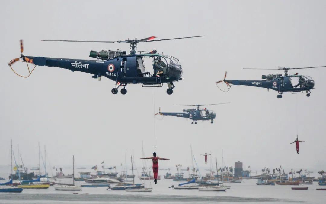 ▲2019年12月4日，印度孟买，印度海军士兵在海军日庆祝活动上表演。图/新华社
