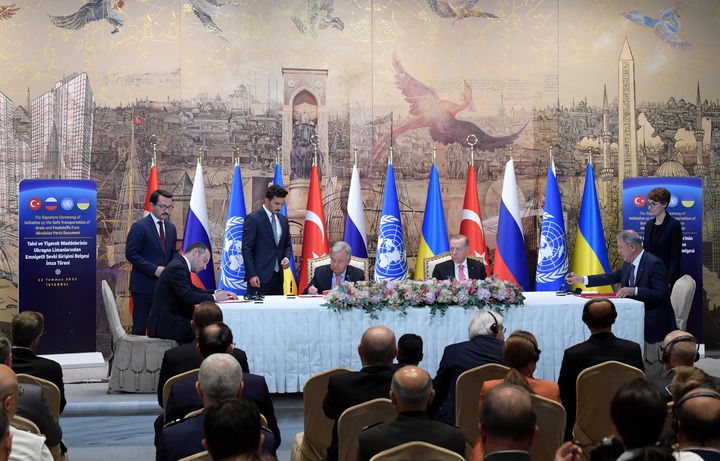 7月22日，在土耳其伊斯坦布尔多尔玛巴赫切宫，土耳其国防部长阿卡尔（右）、联合国秘书长古特雷斯（中左）与乌克兰基础设施部部长库布拉科夫（左）在签署协议。新华社记者 沙达提 摄