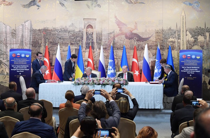 7月22日，在土耳其伊斯坦布尔多尔玛巴赫切宫，土耳其国防部长阿卡尔（右）、联合国秘书长古特雷斯（中左）与俄罗斯国防部长绍伊古（左）在签署协议。新华社记者 沙达提 摄