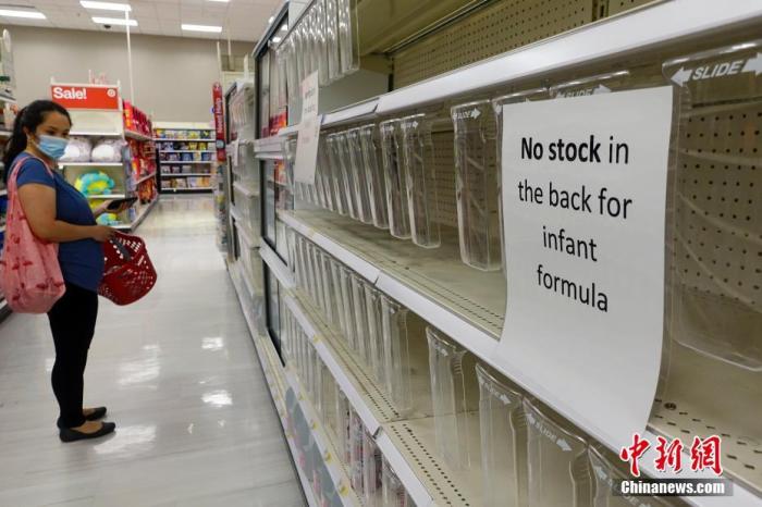 当地时间5月23日，美国纽约一家大型超市空置货架上贴着“婴幼儿配方奶粉无库存”告知单。中新社记者 廖攀 摄