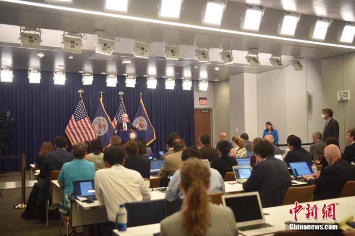 美联储主席鲍威尔在货币政策例会后举行记者会。中新社记者 沙晗汀 摄