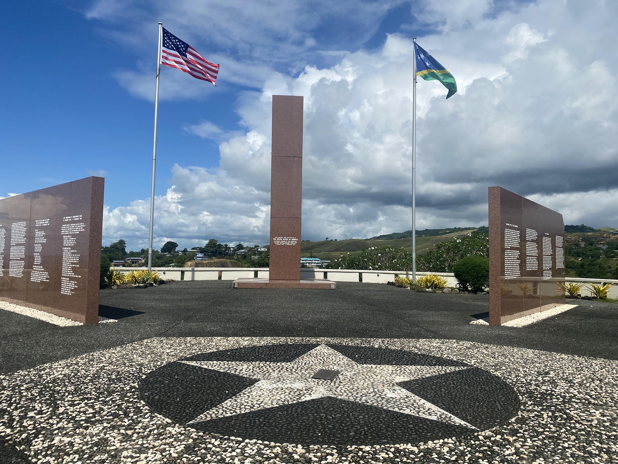 位于所罗门群岛首都霍尼亚拉“天际岭”的“瓜达尔卡纳尔美国纪念碑”