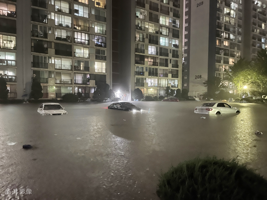 首尔暴雨导致大量汽车被淹