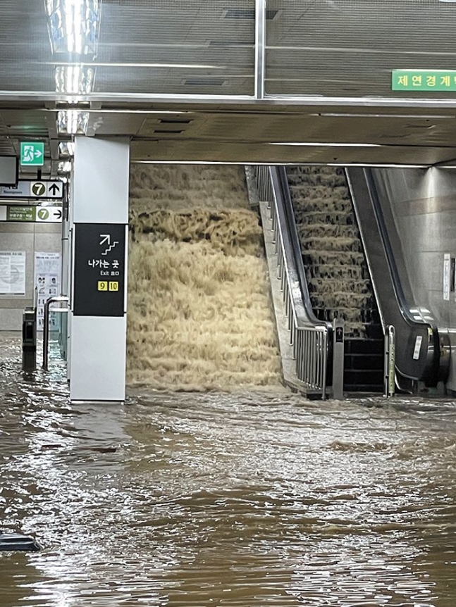韩国首都圈地区暴雨持续 已致8人死亡6人失踪