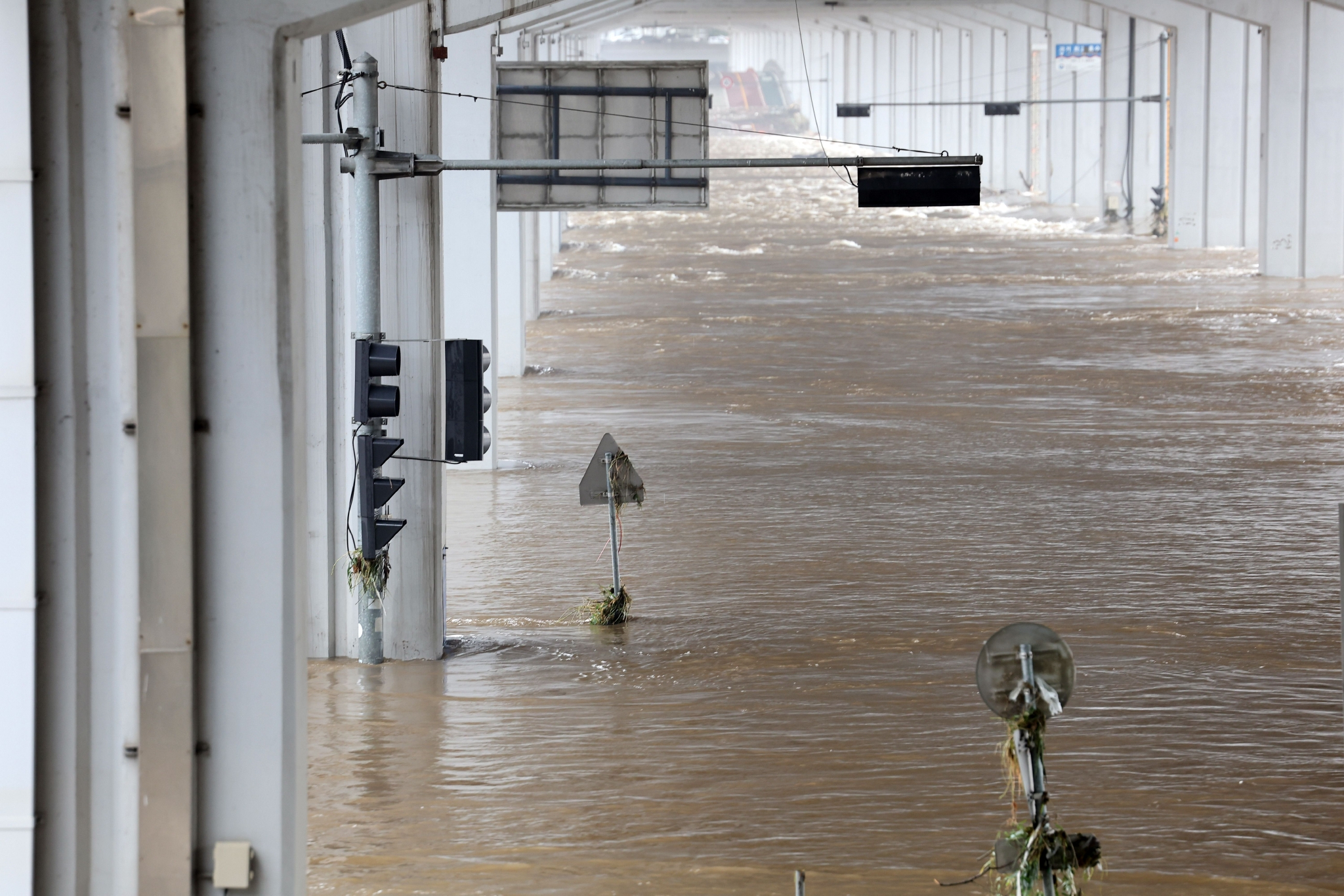 当地时间2022年8月11日，韩国首尔，韩国首都圈暴雨已导致11人死亡，潜水桥仍遭水淹。图/IC photo