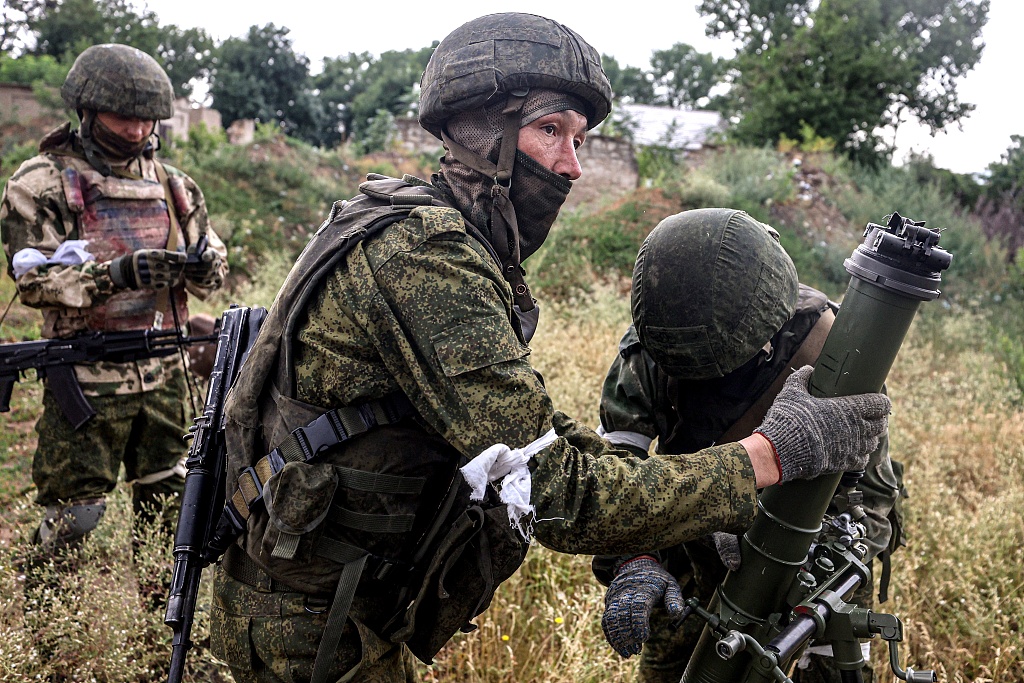 当地时间2022年7月17日，乌克兰赫尔松，俄罗斯空降部队的士兵出现在一个战斗岗位。