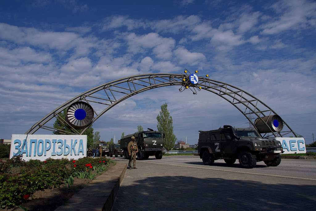 当地时间2022年5月1日，乌克兰扎波罗热，一辆俄罗斯军用车驶过位于Energodar的扎波罗热核电站大门。  视觉中国 图