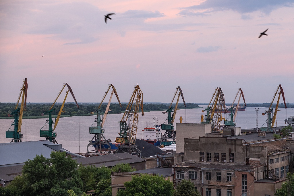 当地时间2022年7月10日，乌克兰南部城市赫尔松，第聂伯河上的赫尔松港。