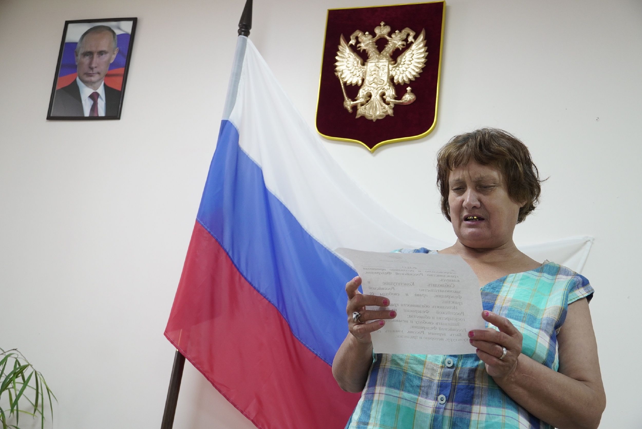 当地时间2022年7月21日，乌克兰赫尔松州，俄罗斯总统普京签署法令让赫尔松州和梅利托波尔地区的居民更容易获得护照后，民众来到赫尔松州的一个中心申请俄罗斯护照。