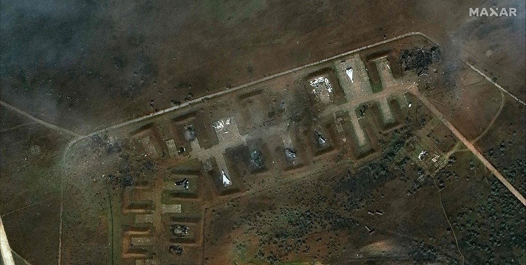 当地时间2022年8月11日，克里米亚，卫星图片显示新费多罗夫卡空军基地遭受袭击后的景象。   本文图片 人民视觉
