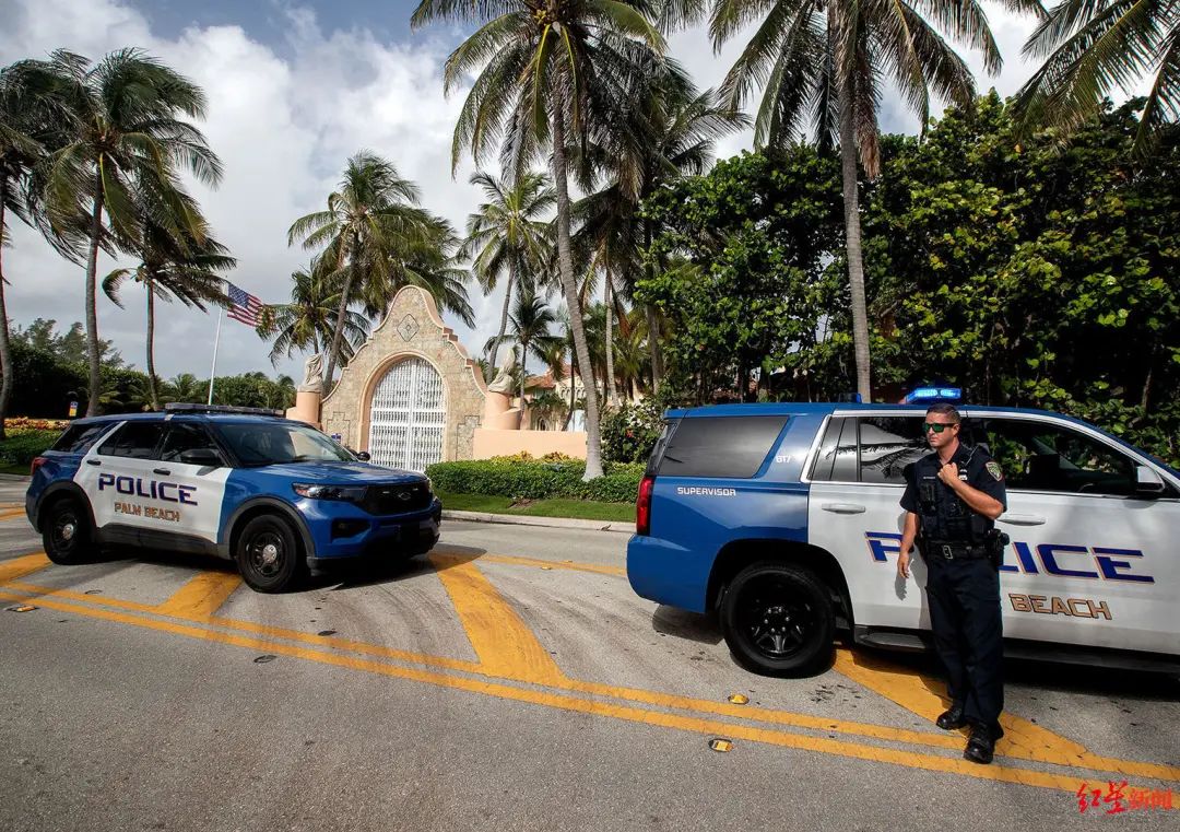 当地时间周一，FBI突袭搜查了特朗普的佛罗里达州私人住所海湖庄园